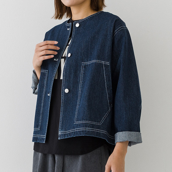 【人気】軽やかに着れる！ノーカラーデニムジャケット