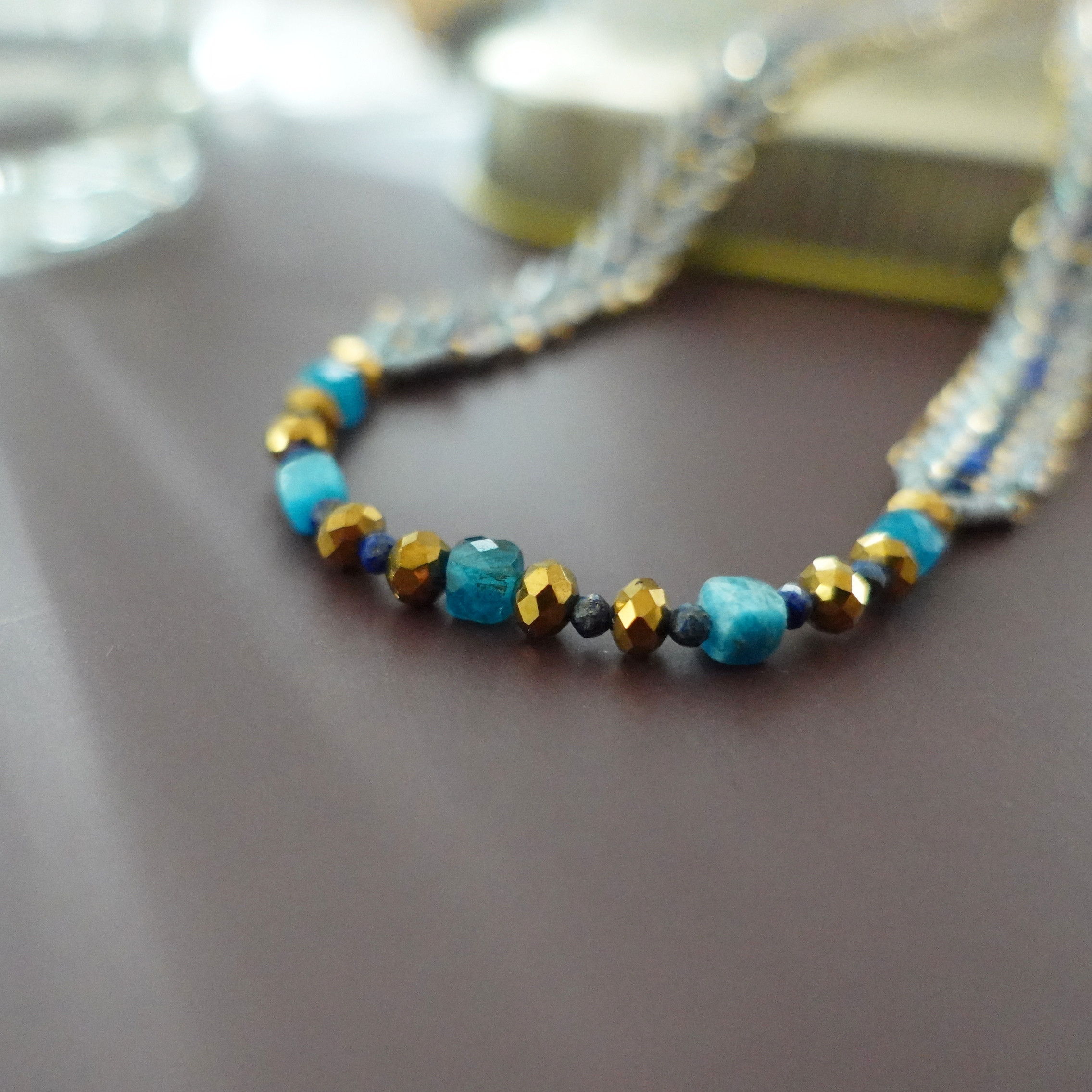 惹かれるブルー！天然石アパタイト・キューブカット/ラピスラズリ/デリカビーズ/ビーズステッチネックレス