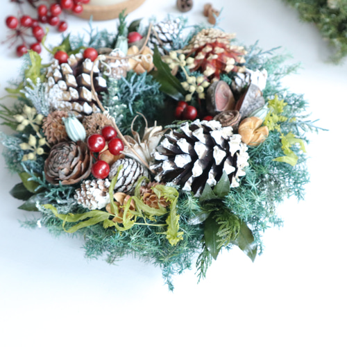 木の実いっぱいなクリスマスリース リース viento 通販 19741949
