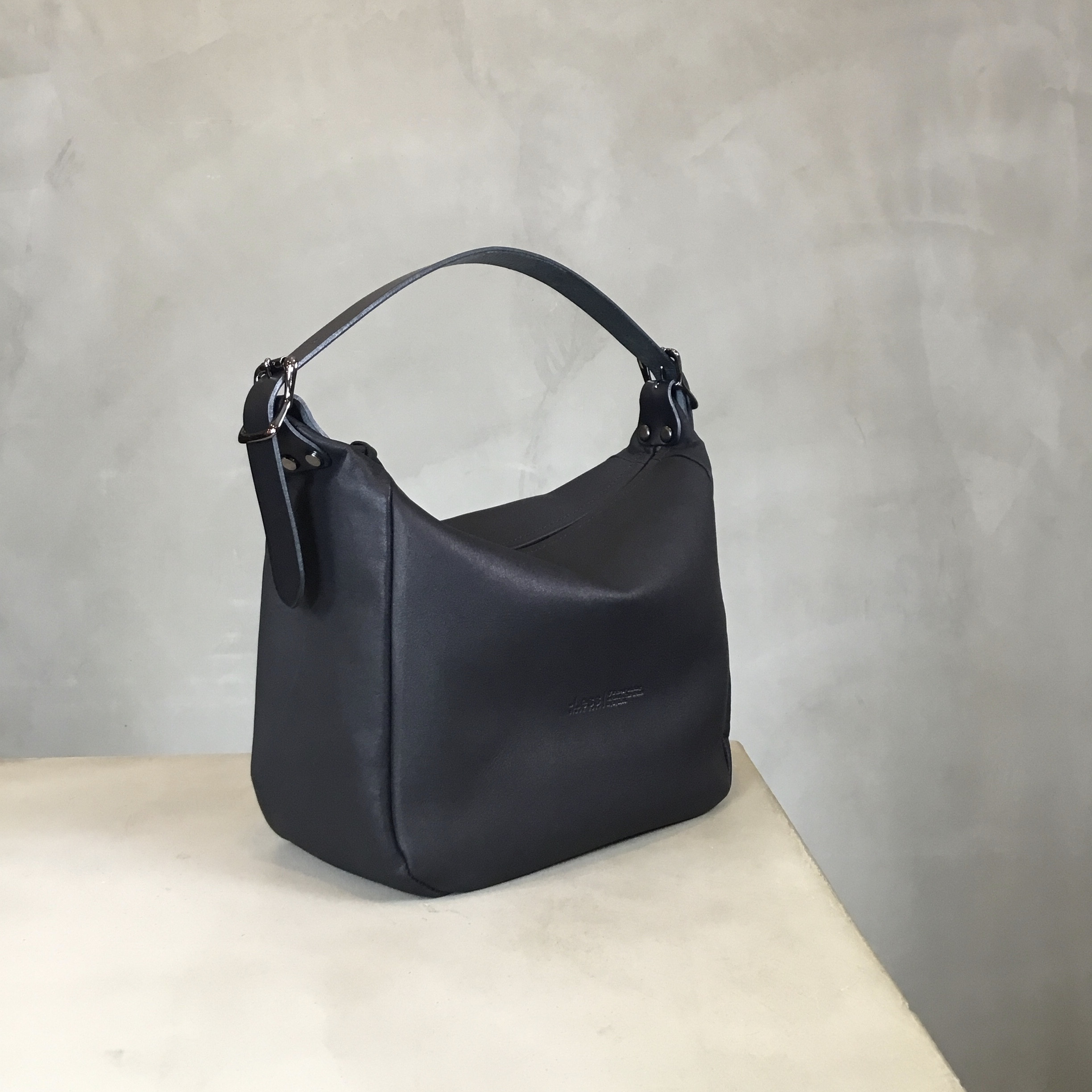 小ぶりな2wayバッグ／ボートショルダー／-LESS