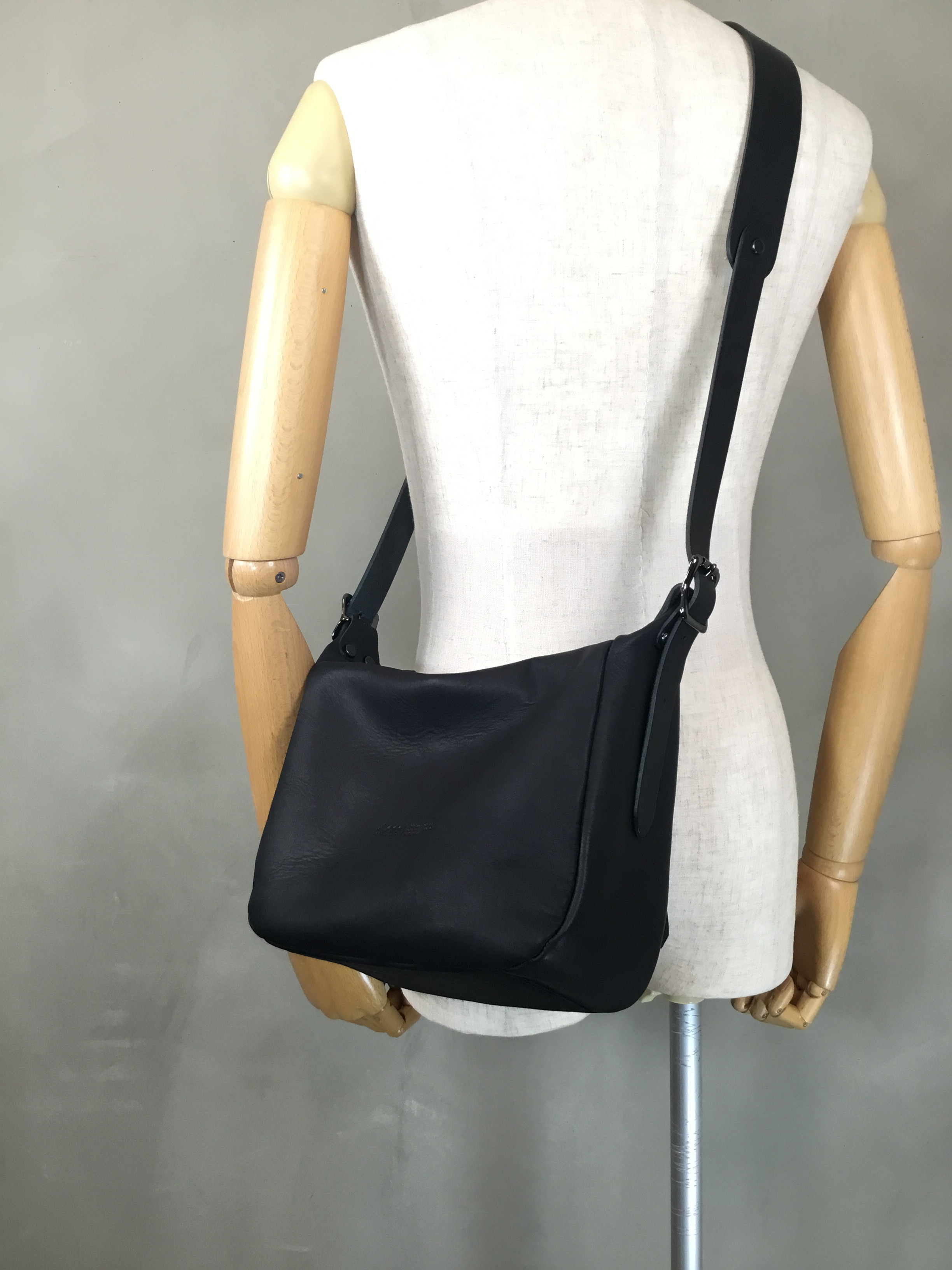 小ぶりな2wayバッグ／ボートショルダー／-LESS