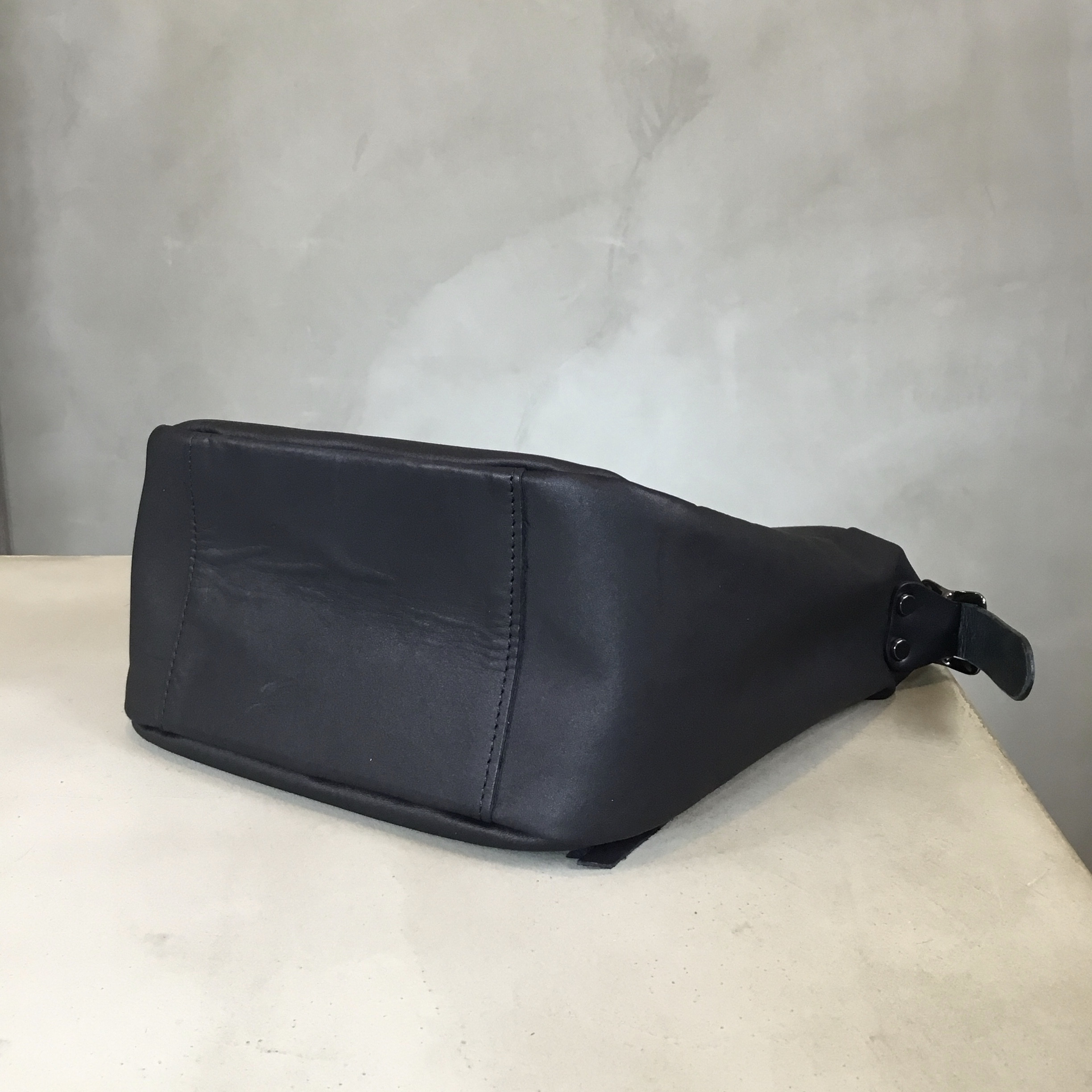 小ぶりな2wayバッグ／ボートショルダー／-LESS