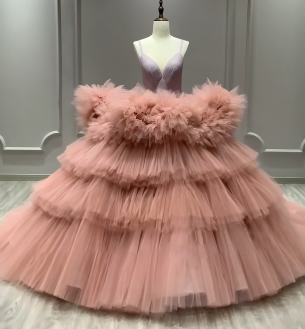 vネック　ボリューム　痩せて見える　Princess 胸フリル　編み上げ　多層チュール　ふわふわ　パーティードレス披露宴