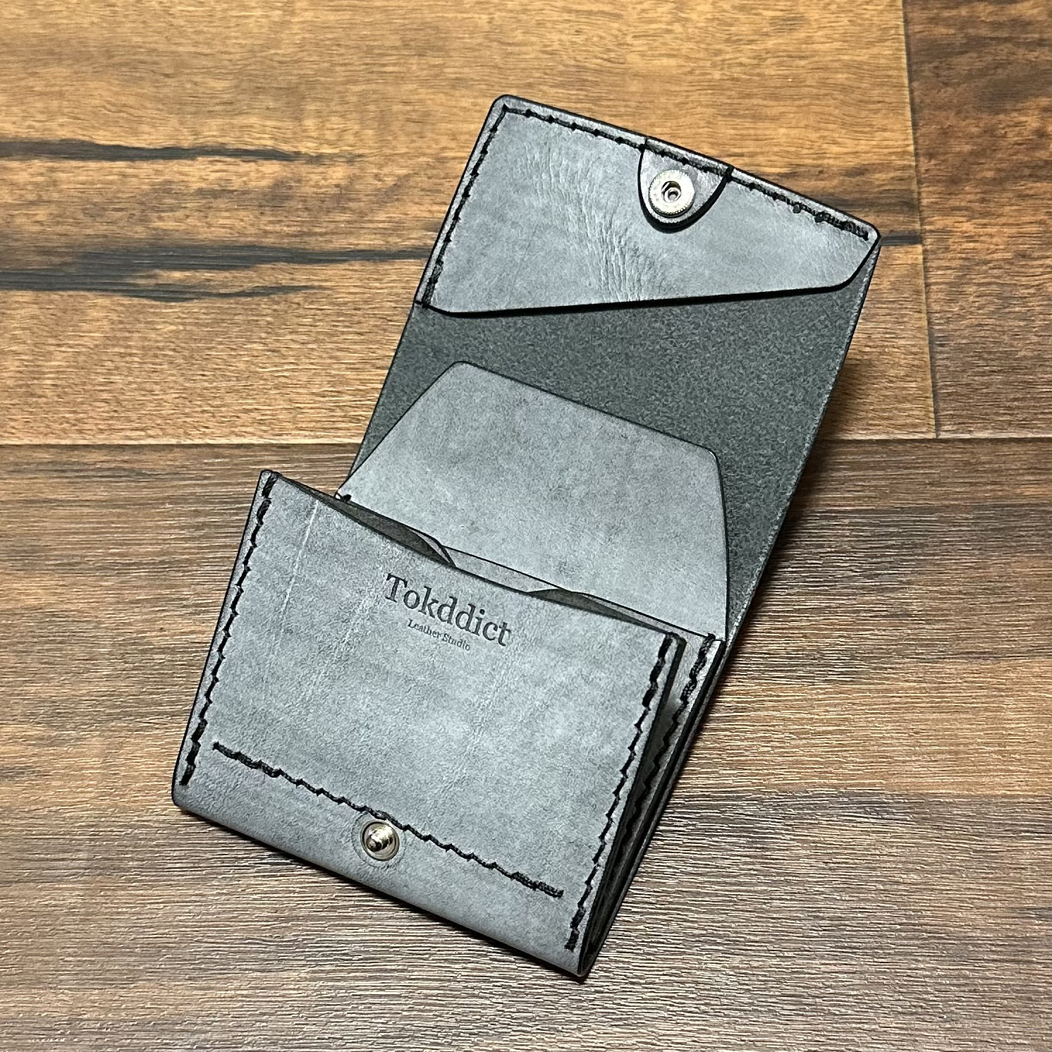 【ブラックです】【新】要領(容量)がいいミニウォレット カード9枚 二つ折り 薄め イタリアンレザー【受注製作】