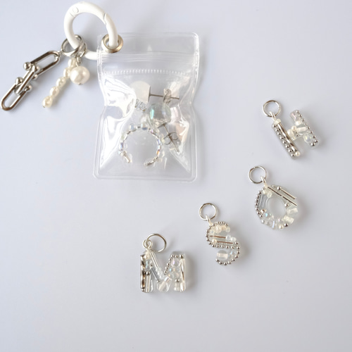 選べるイニシャル アクセサリー収納ポーチ付きバッグチャーム カラビナ  