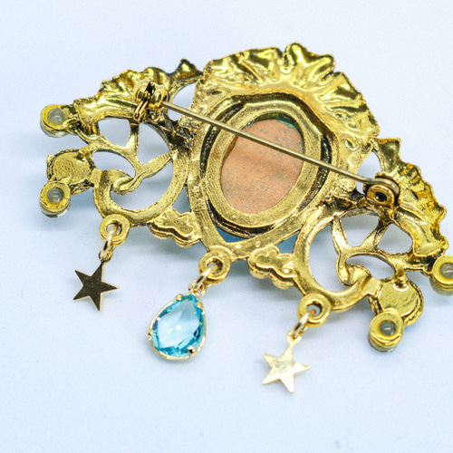 光の余韻】 チェコガラスブローチ クリアスカイブルー ゴールド金具