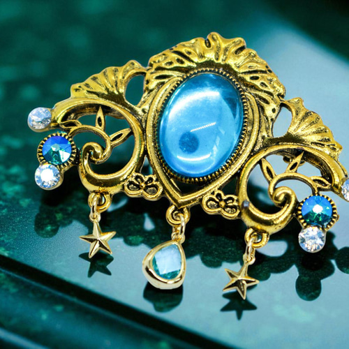 光の余韻】 チェコガラスブローチ クリアスカイブルー ゴールド金具