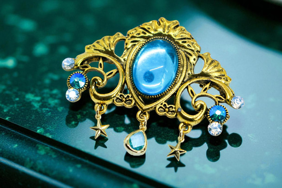 光の余韻】 チェコガラスブローチ クリアスカイブルー ゴールド金具