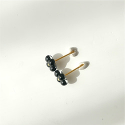 まるい天然石の小さいお花ピアス4枚花　オニキス　サージカルステンレス　シンプル　ブラック　黒　秋 3枚目の画像