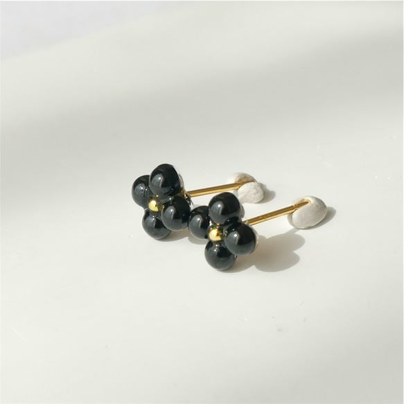 まるい天然石の小さいお花ピアス4枚花　オニキス　サージカルステンレス　シンプル　ブラック　黒　秋 2枚目の画像