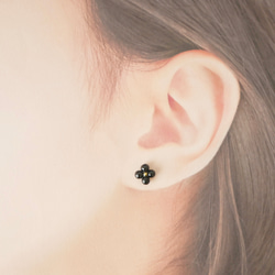 まるい天然石の小さいお花ピアス4枚花　オニキス　サージカルステンレス　シンプル　ブラック　黒　秋 4枚目の画像