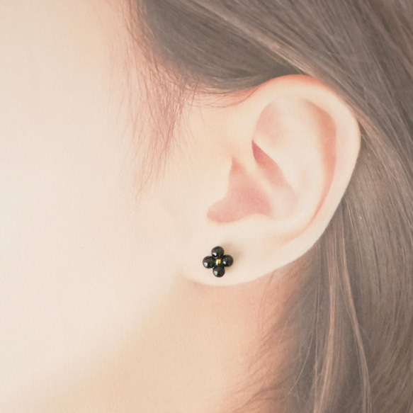 まるい天然石の小さいお花ピアス4枚花　オニキス　サージカルステンレス　シンプル　ブラック　黒　秋 4枚目の画像