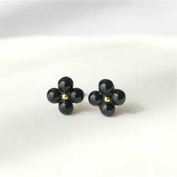まるい天然石の小さいお花ピアス4枚花　オニキス　サージカルステンレス　シンプル　ブラック　黒　秋 1枚目の画像