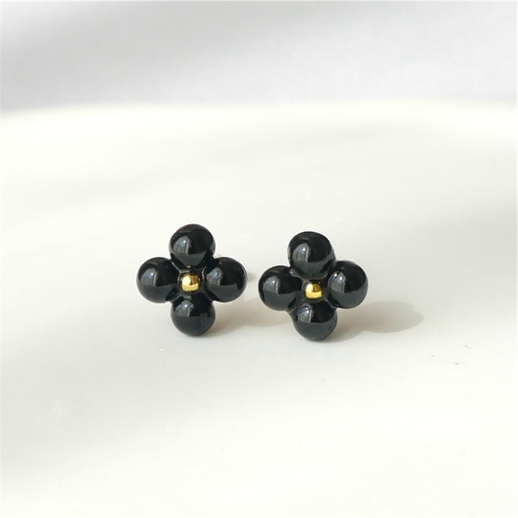 まるい天然石の小さいお花ピアス4枚花　オニキス　サージカルステンレス　シンプル　ブラック　黒　秋 1枚目の画像