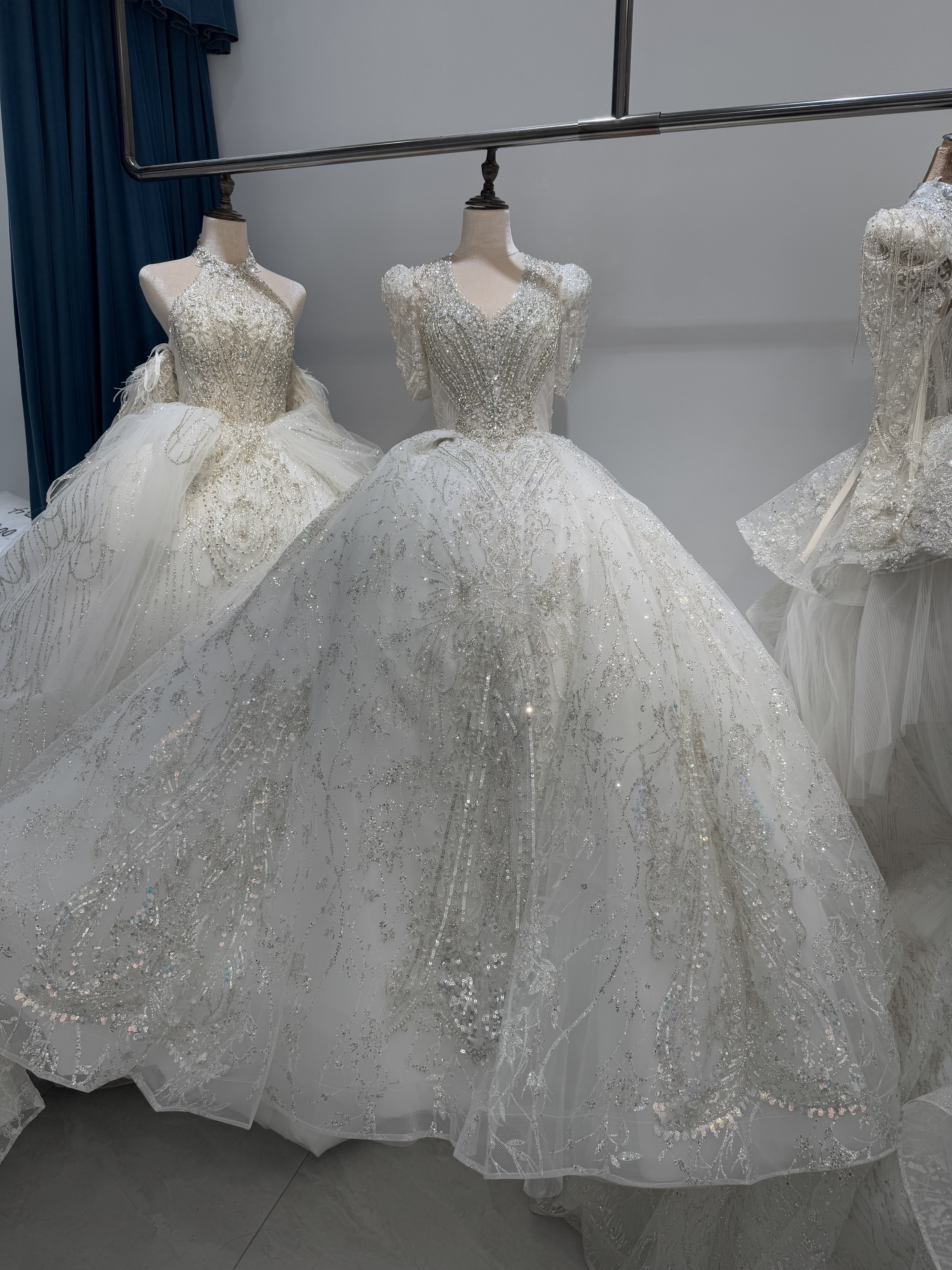 豪華　半袖　vネック　たっぷりなストーン　フランス風　ラメ入りグッリターきらきらチュール　トレーン　ブライダルコンテスト