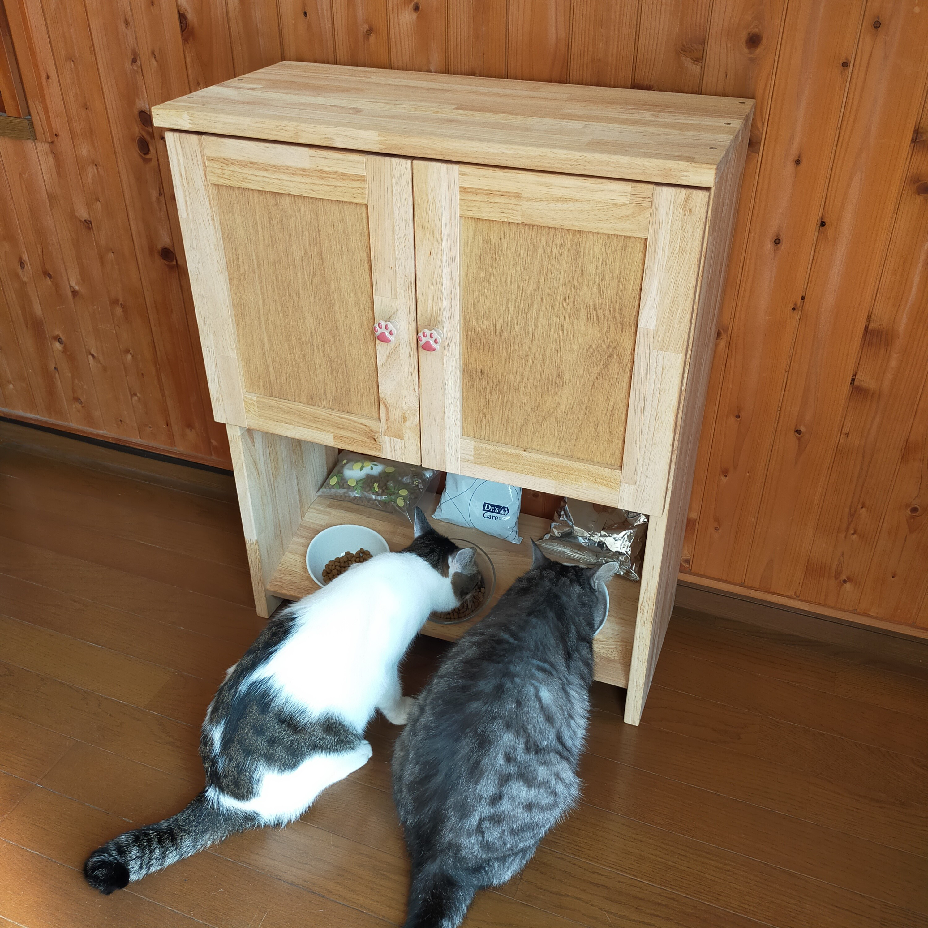 猫のごはん台　フードストッカー　愛猫　収納　ペット家具　キャビネット 餌台