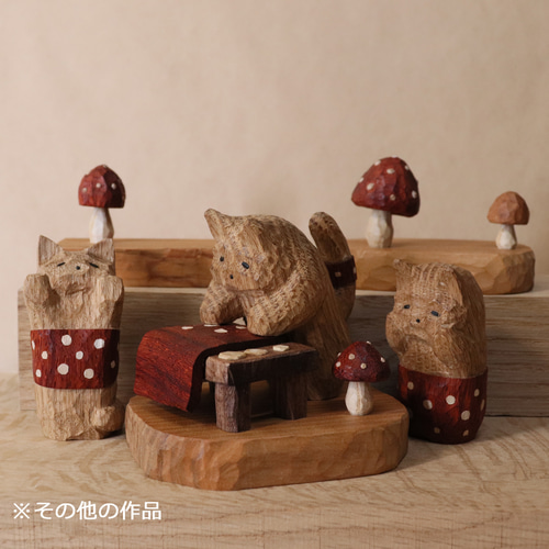毒キノコ柄のズボンを履いた驚きを隠せない猫」木彫り 木製 ネコの置物