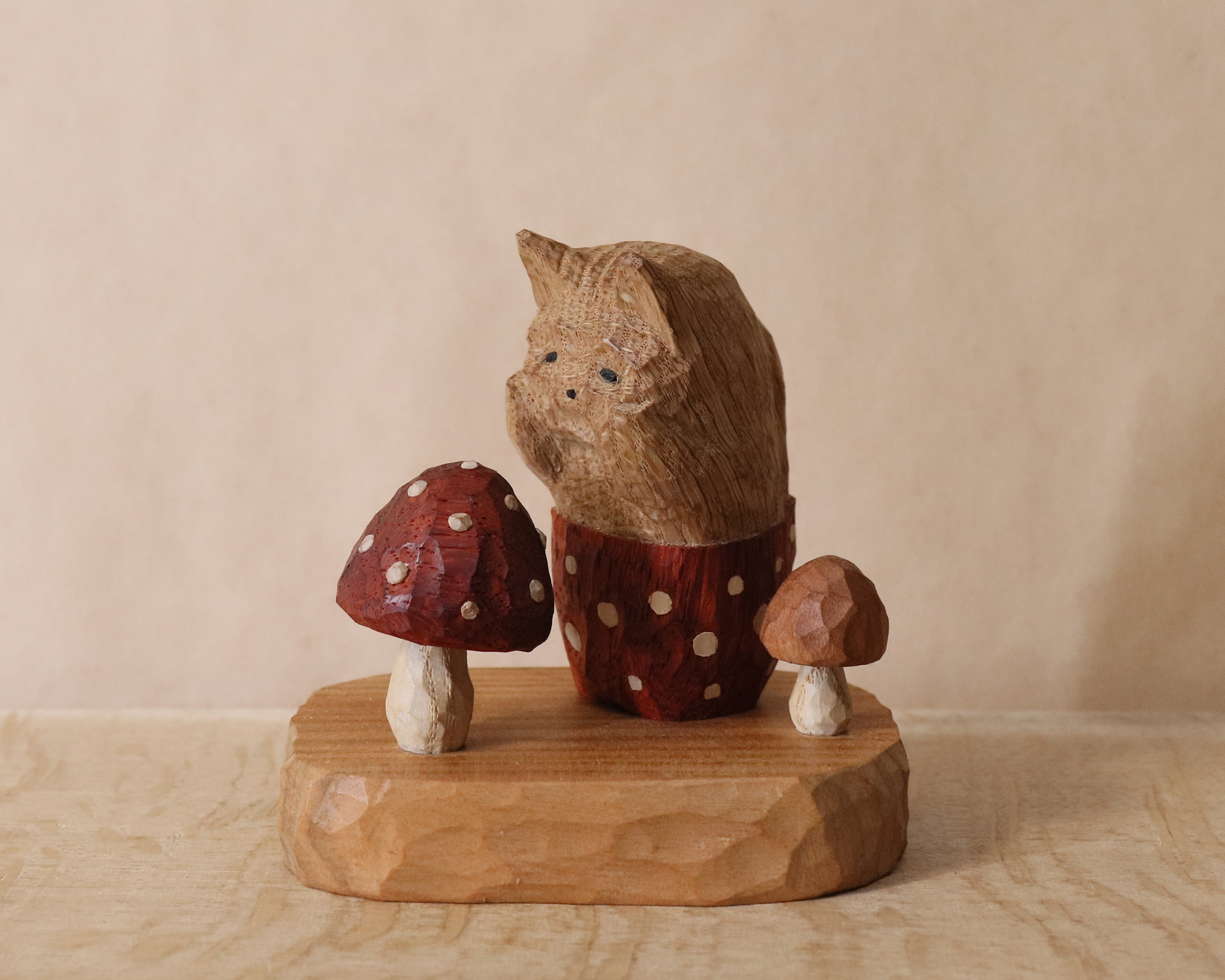 「毒キノコ柄のズボンを履いた驚きを隠せない猫」木彫り 木製 ネコの置物（木材：ホワイトオークなど）（No.N0097）