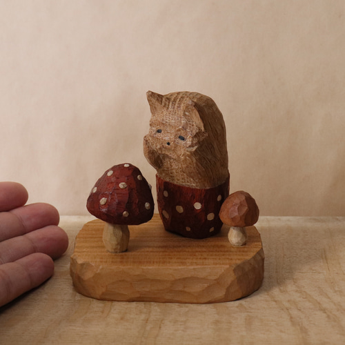 毒キノコ柄のズボンを履いた驚きを隠せない猫」木彫り 木製 ネコの置物