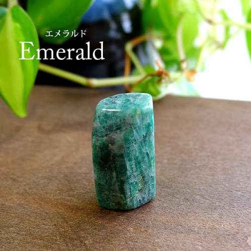 天然美しい緑鉱石　エメラルド　原石？　インテリア・コレクション向け ブラジル産 エメラルド原石・磨き石（約32x20x16mm）5月誕生石 鉱物