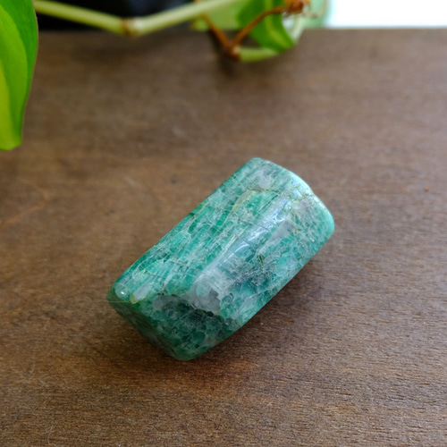 ブラジル産 エメラルド原石・磨き石（約32x20x16mm）5月誕生石 鉱物