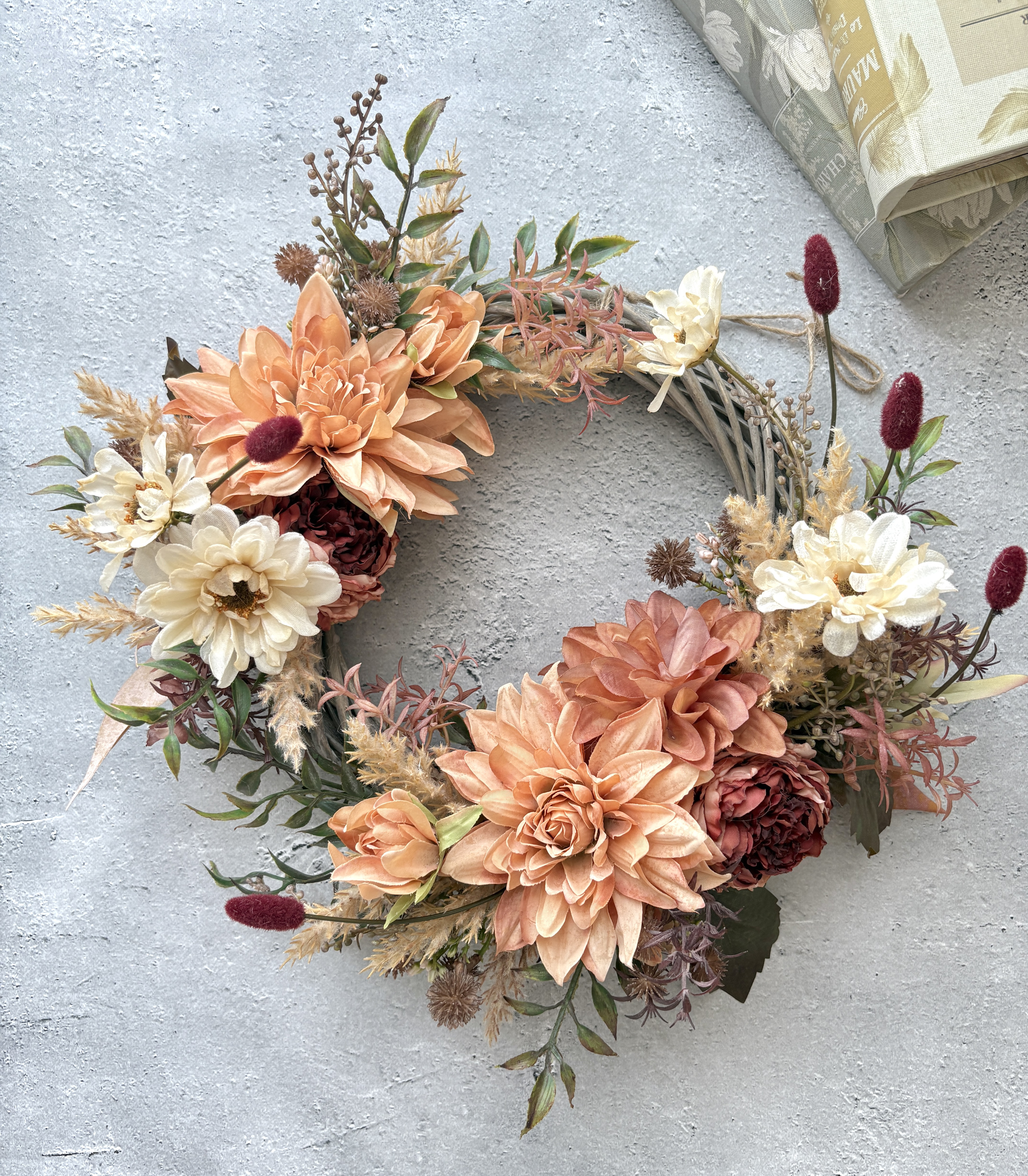 ダリアのほっこり秋色リース（直径約37cm） /アーティフィシャルフラワー/BOX付き/新築祝い/2025秋冬新作