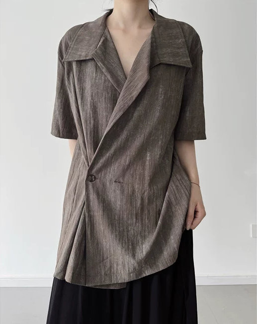 ジャケット風の襟で羽織りとしても着回せる♪アシンメトリーボタンシャツ