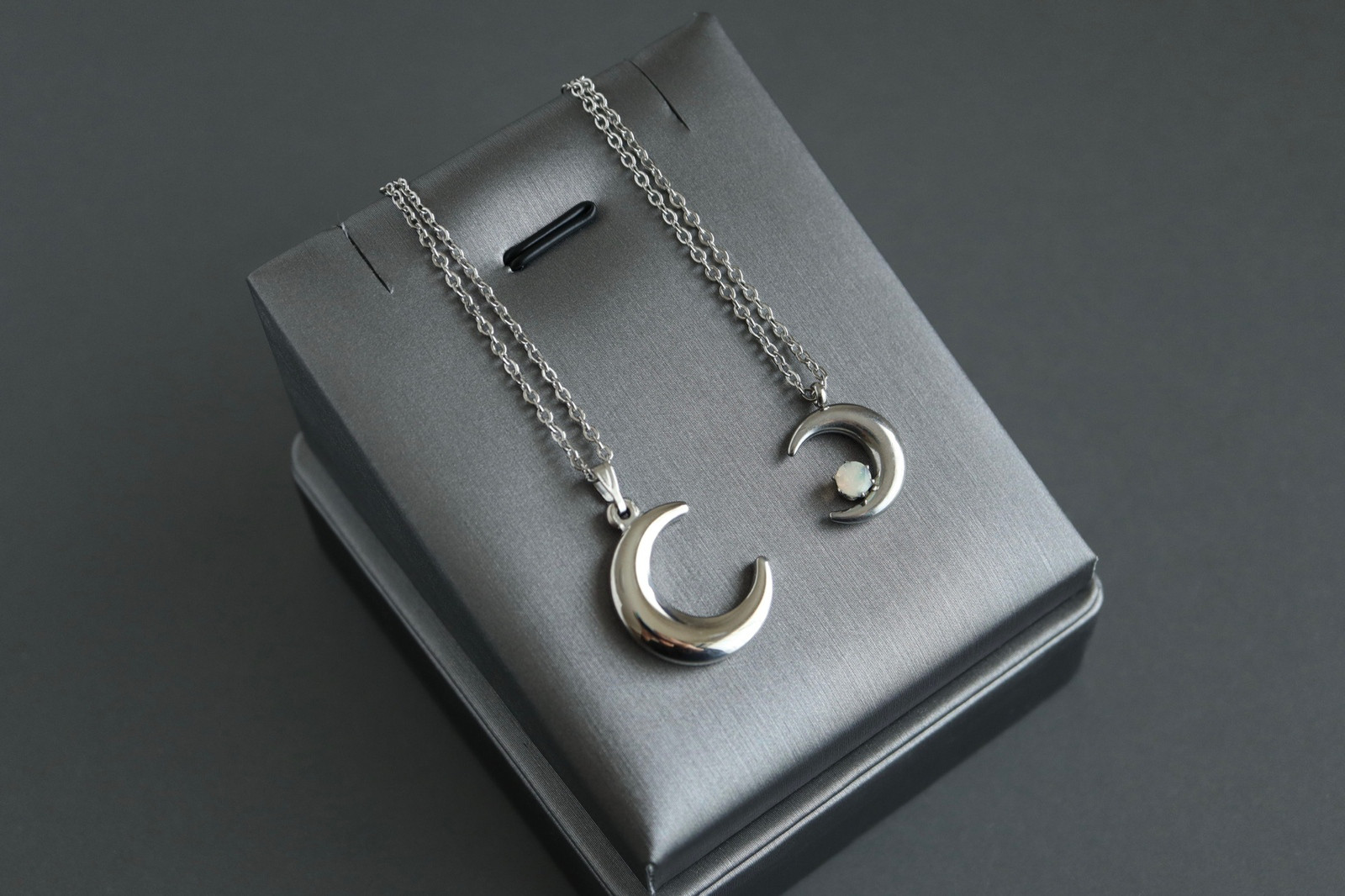 オパールのペアペンダント＊天然石＊10月誕生石＊三日月＊サージカルステンレス【crescent moon】