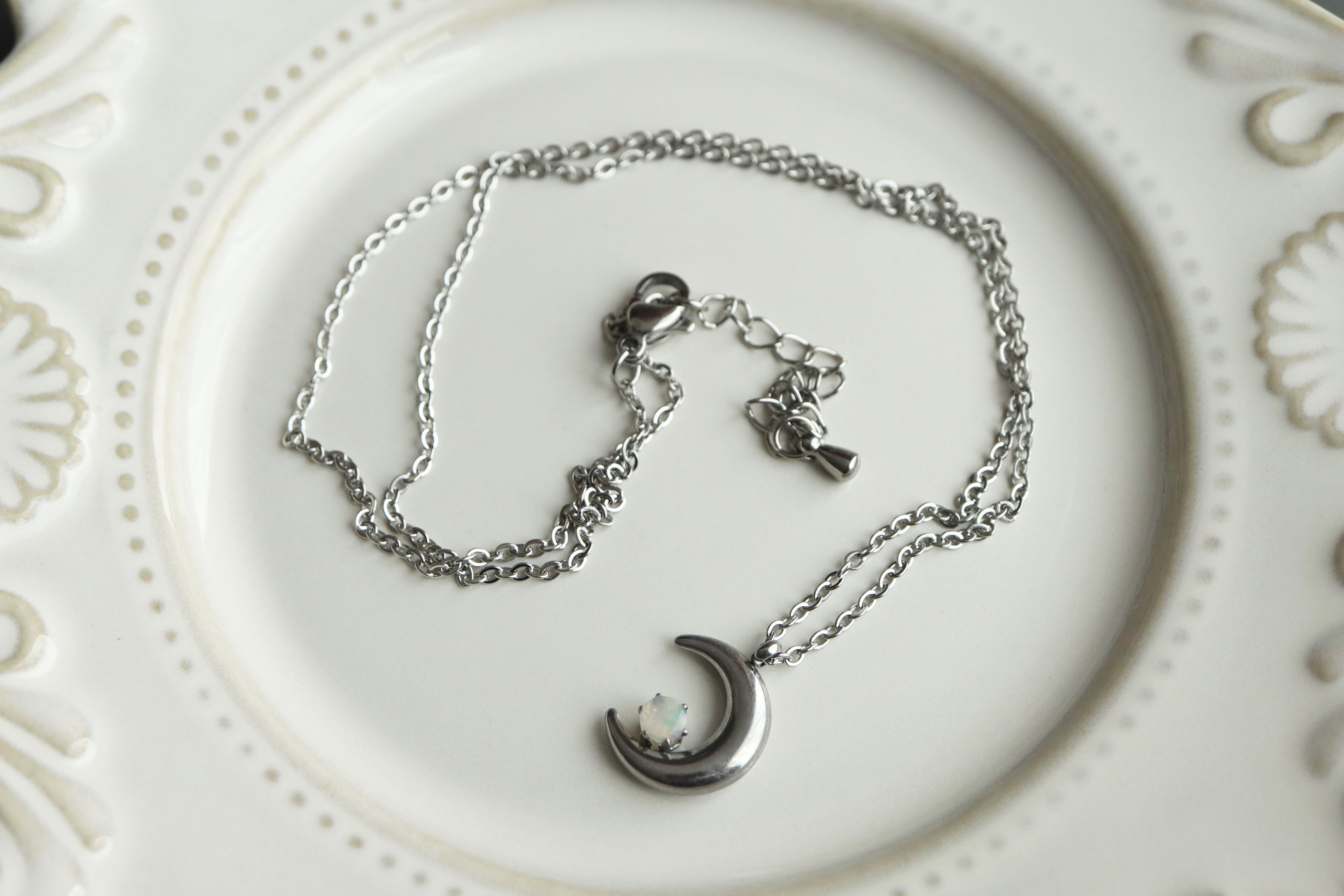 オパールのペアペンダント＊天然石＊10月誕生石＊三日月＊サージカルステンレス【crescent moon】