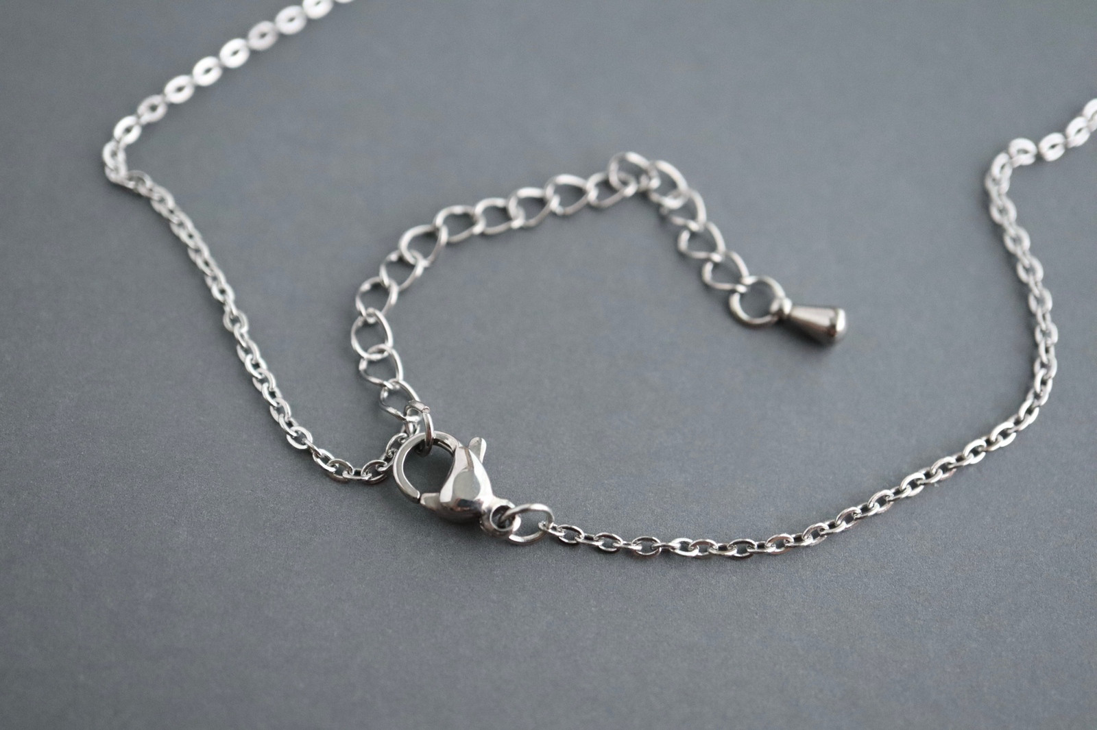 オパールのペアペンダント＊天然石＊10月誕生石＊三日月＊サージカルステンレス【crescent moon】