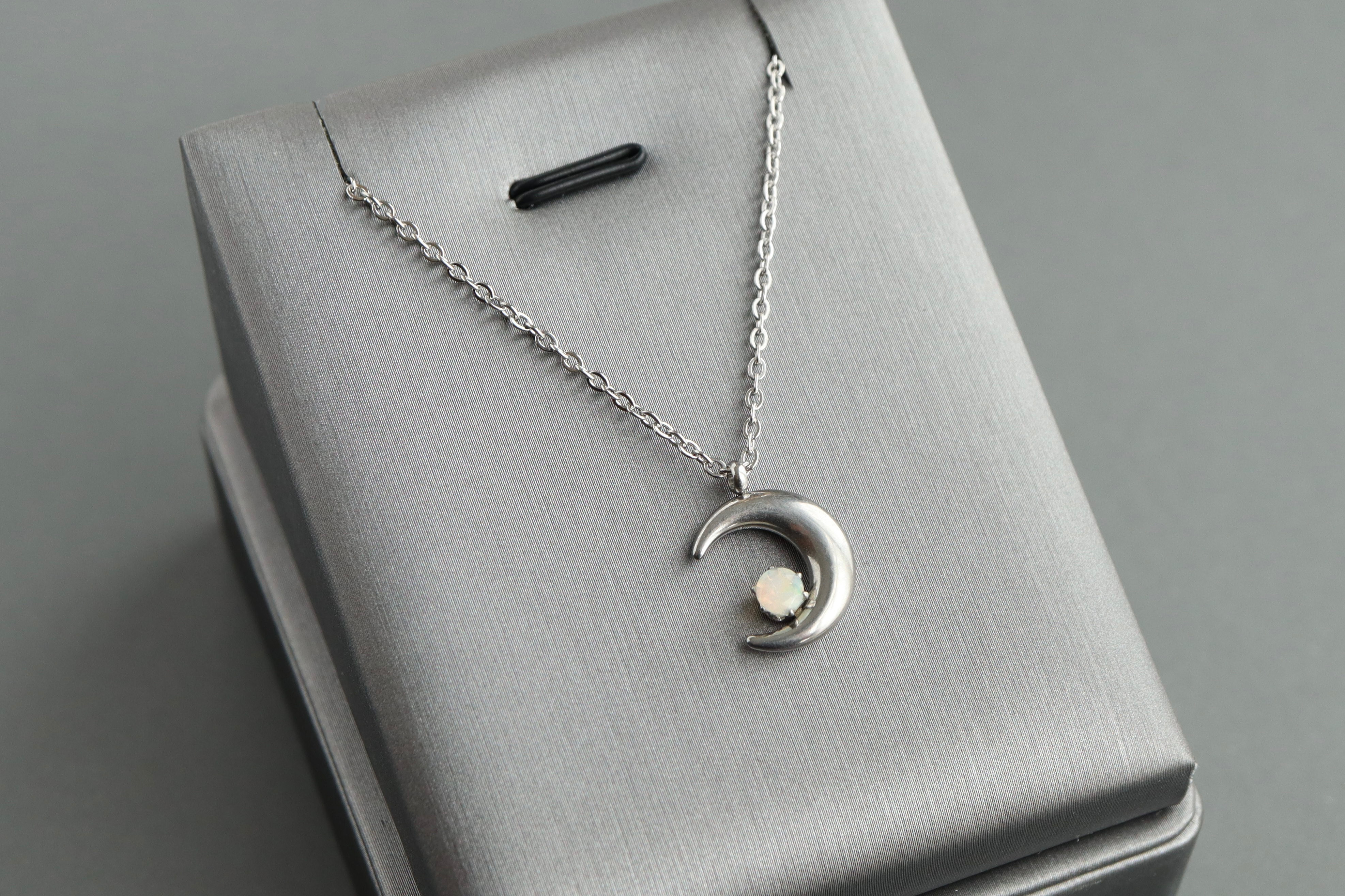 オパールのペアペンダント＊天然石＊10月誕生石＊三日月＊サージカルステンレス【crescent moon】