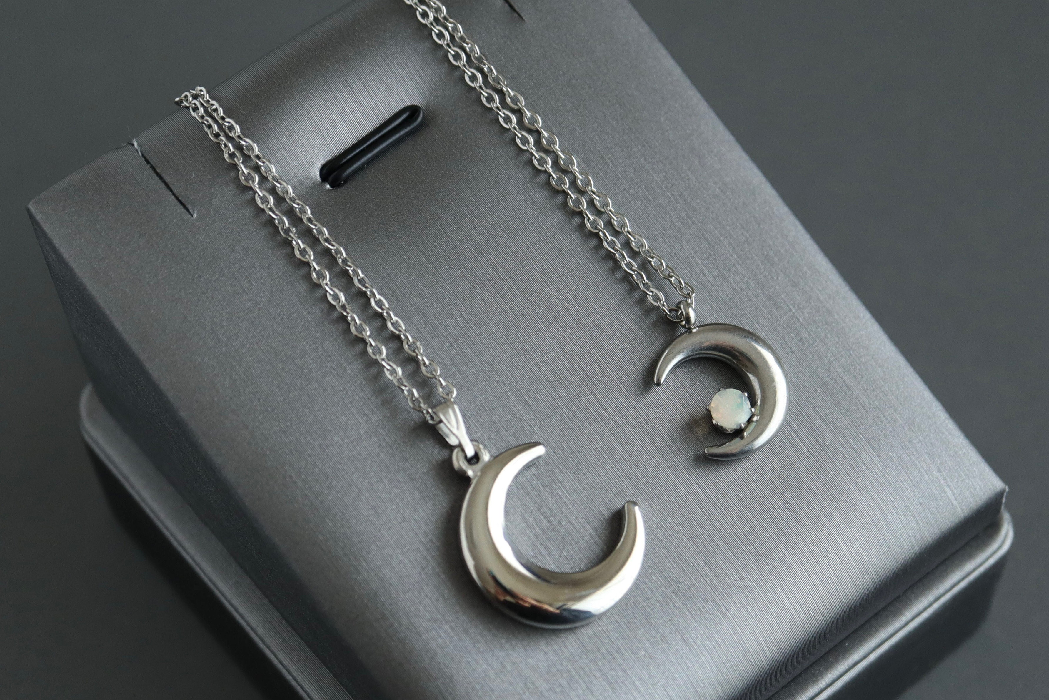 オパールのペアペンダント＊天然石＊10月誕生石＊三日月＊サージカルステンレス【crescent moon】