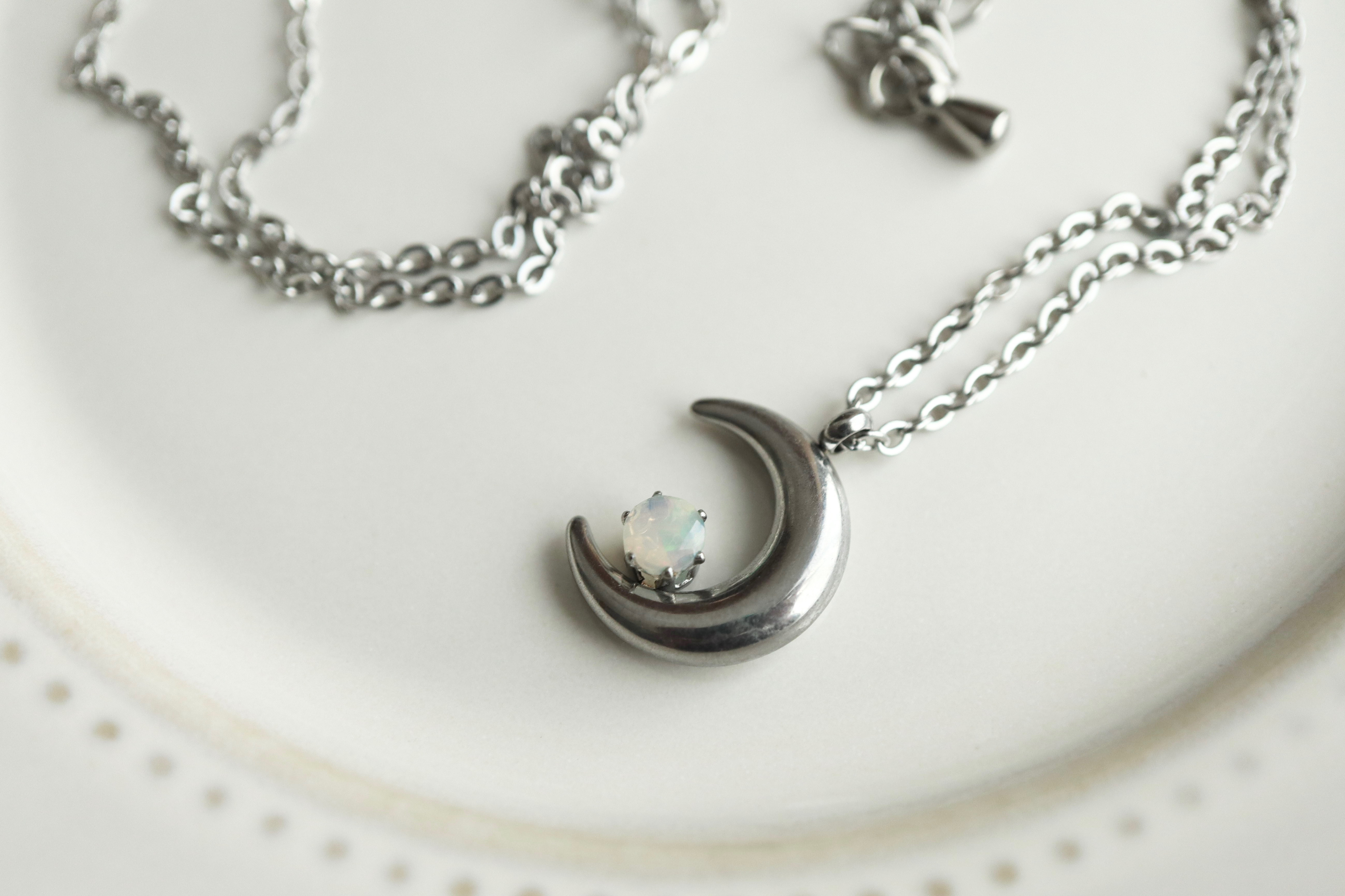 オパールのペアペンダント＊天然石＊10月誕生石＊三日月＊サージカルステンレス【crescent moon】