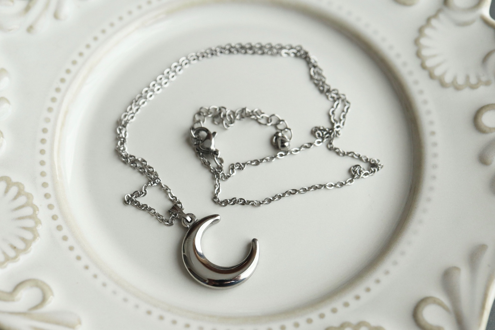 オパールのペアペンダント＊天然石＊10月誕生石＊三日月＊サージカルステンレス【crescent moon】