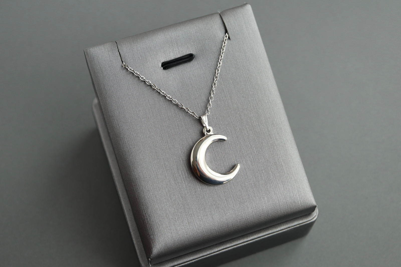 オパールのペアペンダント＊天然石＊10月誕生石＊三日月＊サージカルステンレス【crescent moon】