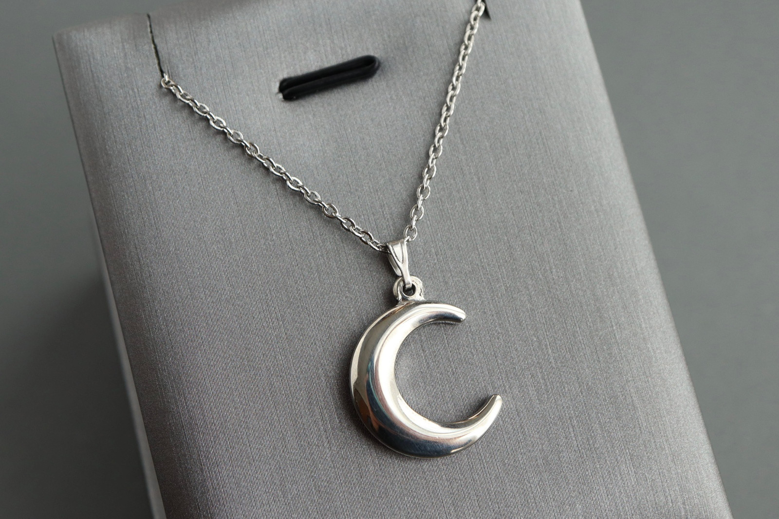 オパールのペアペンダント＊天然石＊10月誕生石＊三日月＊サージカルステンレス【crescent moon】