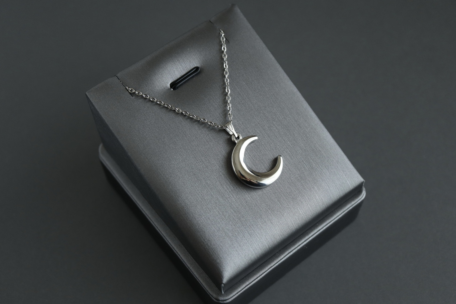 オパールのペアペンダント＊天然石＊10月誕生石＊三日月＊サージカルステンレス【crescent moon】