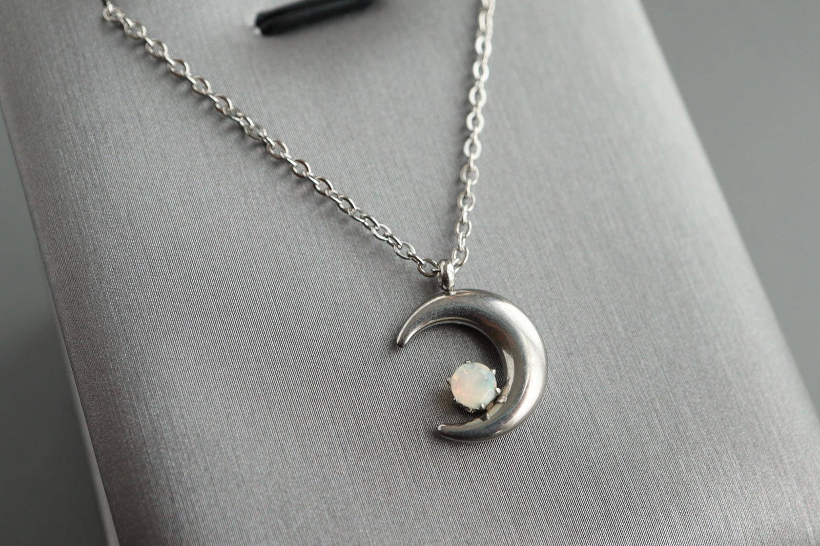 オパールのペアペンダント＊天然石＊10月誕生石＊三日月＊サージカルステンレス【crescent moon】