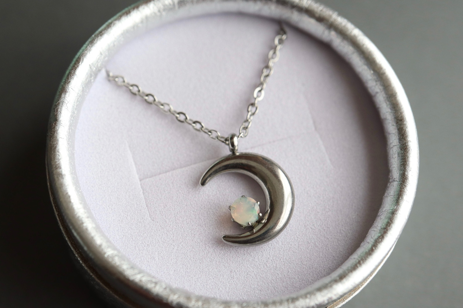 オパールのペアペンダント＊天然石＊10月誕生石＊三日月＊サージカルステンレス【crescent moon】