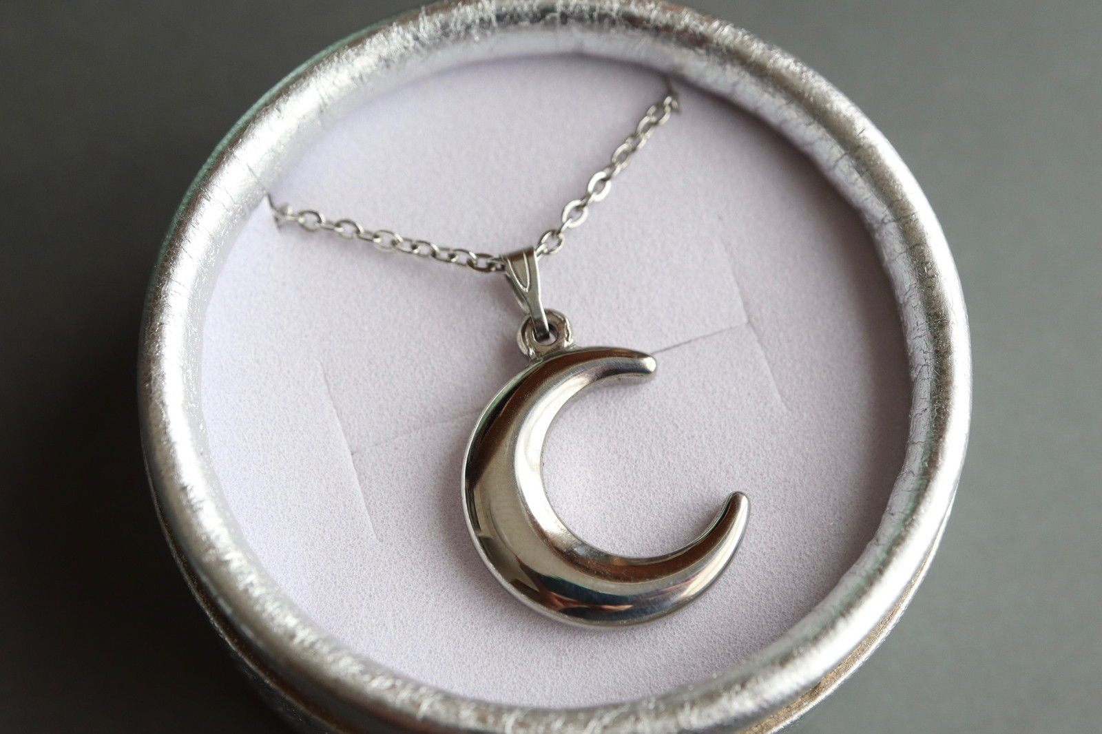 オパールのペアペンダント＊天然石＊10月誕生石＊三日月＊サージカルステンレス【crescent moon】