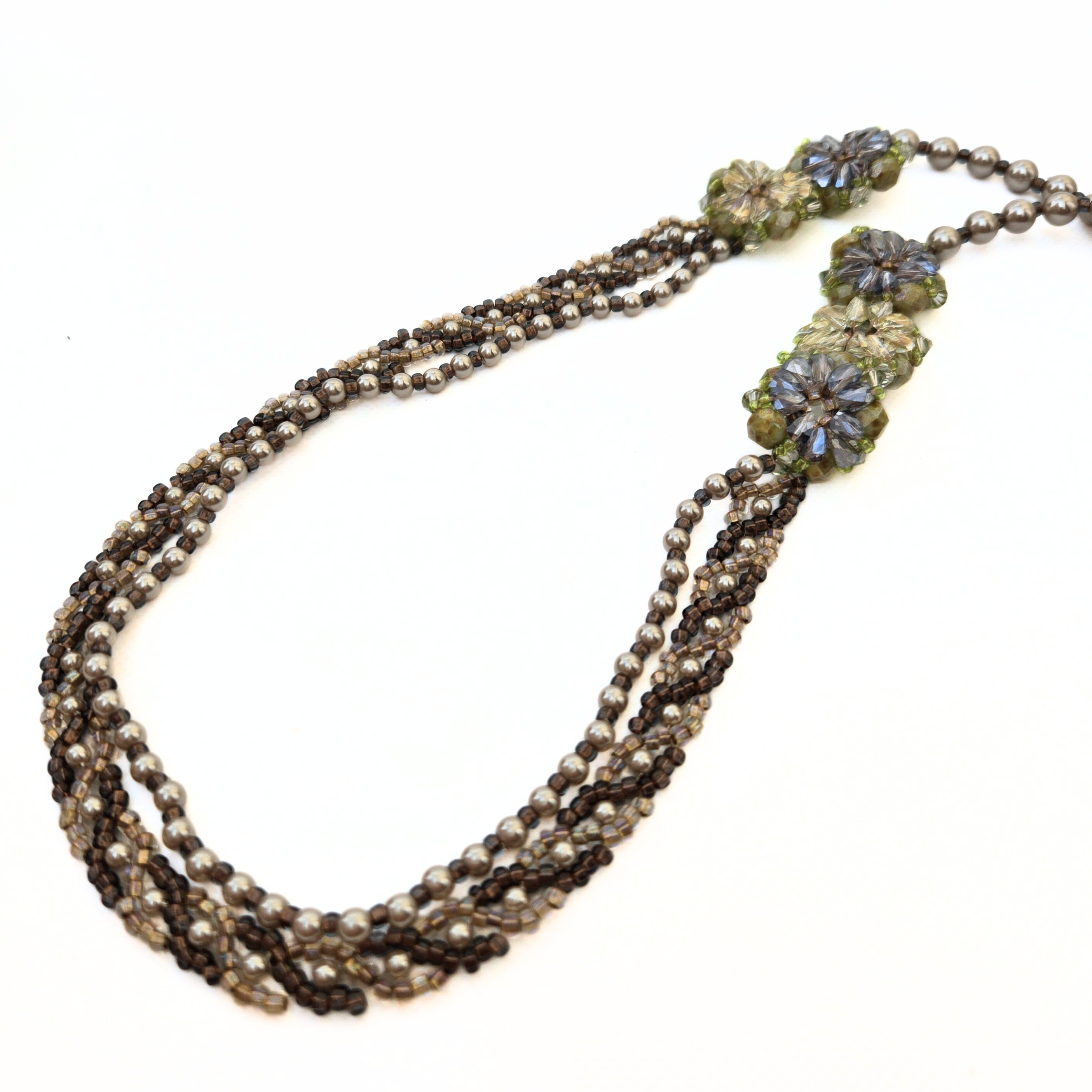 花の連なりをまとう優美なガラスの花のネックレス　アレルギー対応