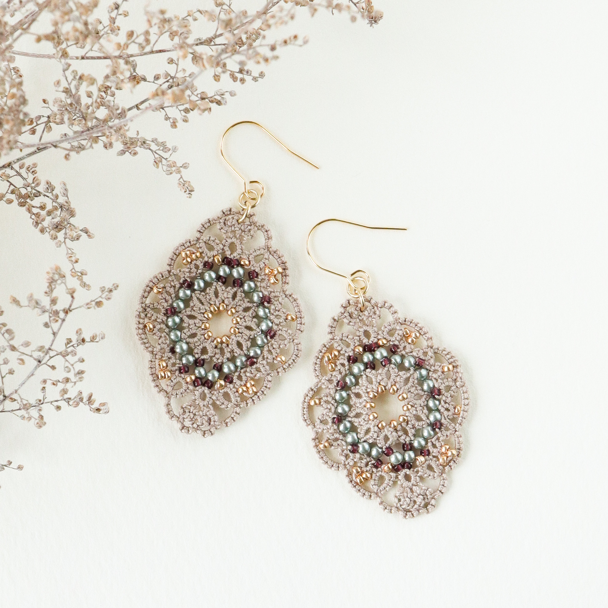 タティングレースとビーズのピアス Oval＜オーバル＞ Greige ※イヤリングに変更可