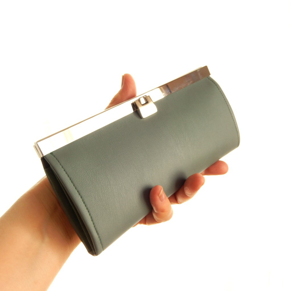 汚れに強いフェイクレザー　コンパクト&スリムな薄型長財布