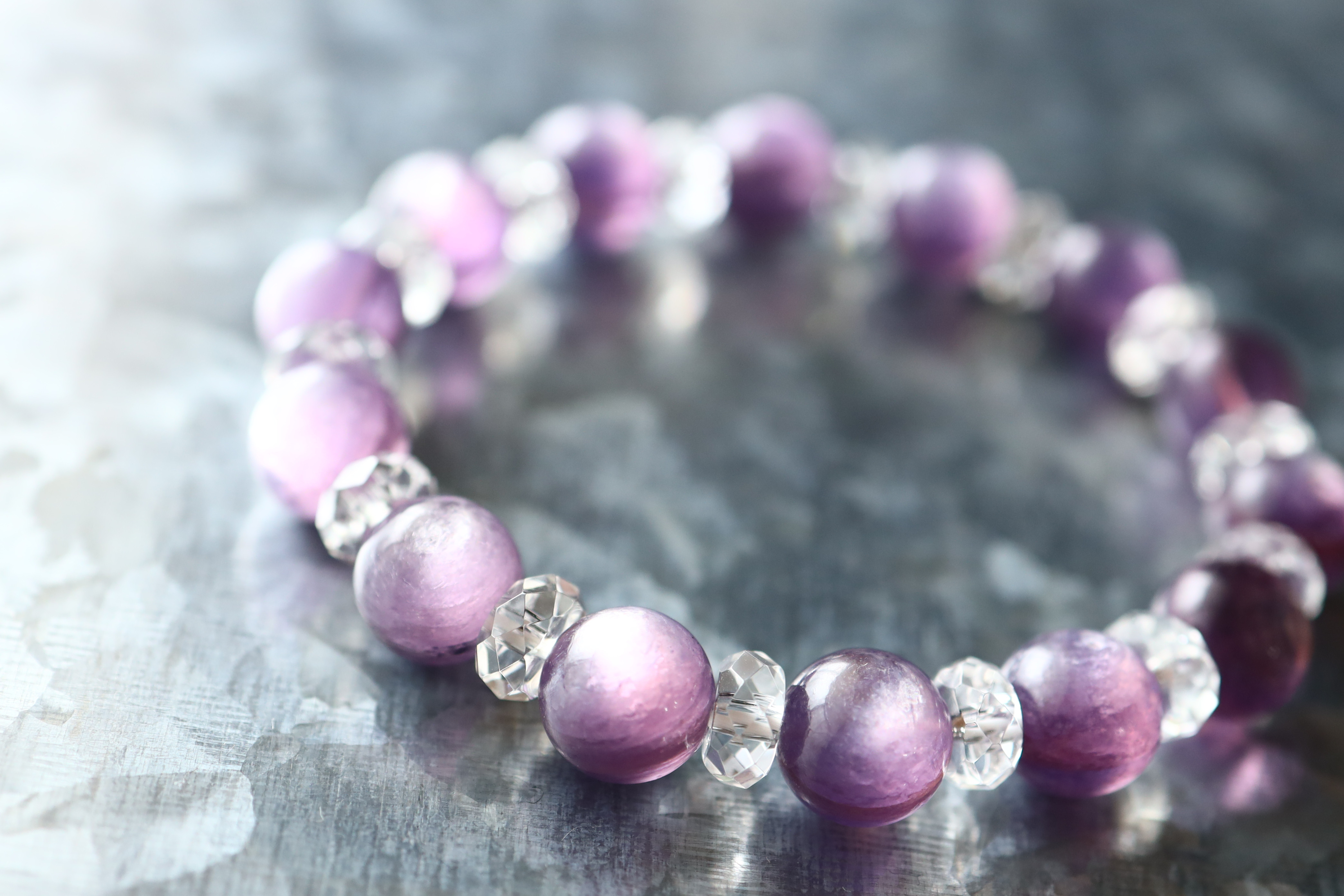 …☆スーパープレミアムブレス☆パープルカラーのキャッツアイ：レピドライト：10ミリ＆水晶☆…