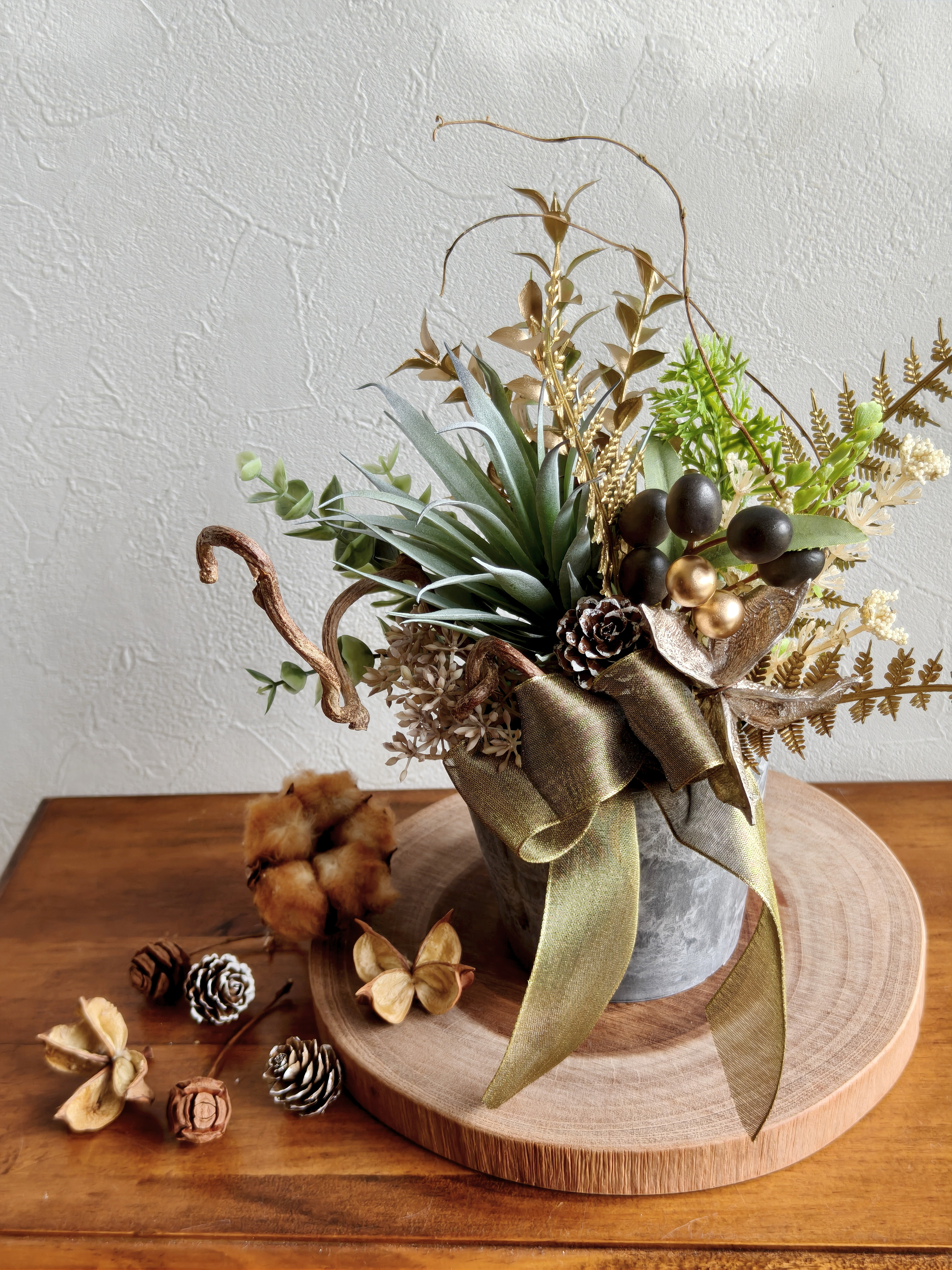 ゴールド×グリーンの秋冬アレンジメント　観葉植物　男前インテリア　多肉植物　開店祝い　店舗 早割りクリスマス 4,400円