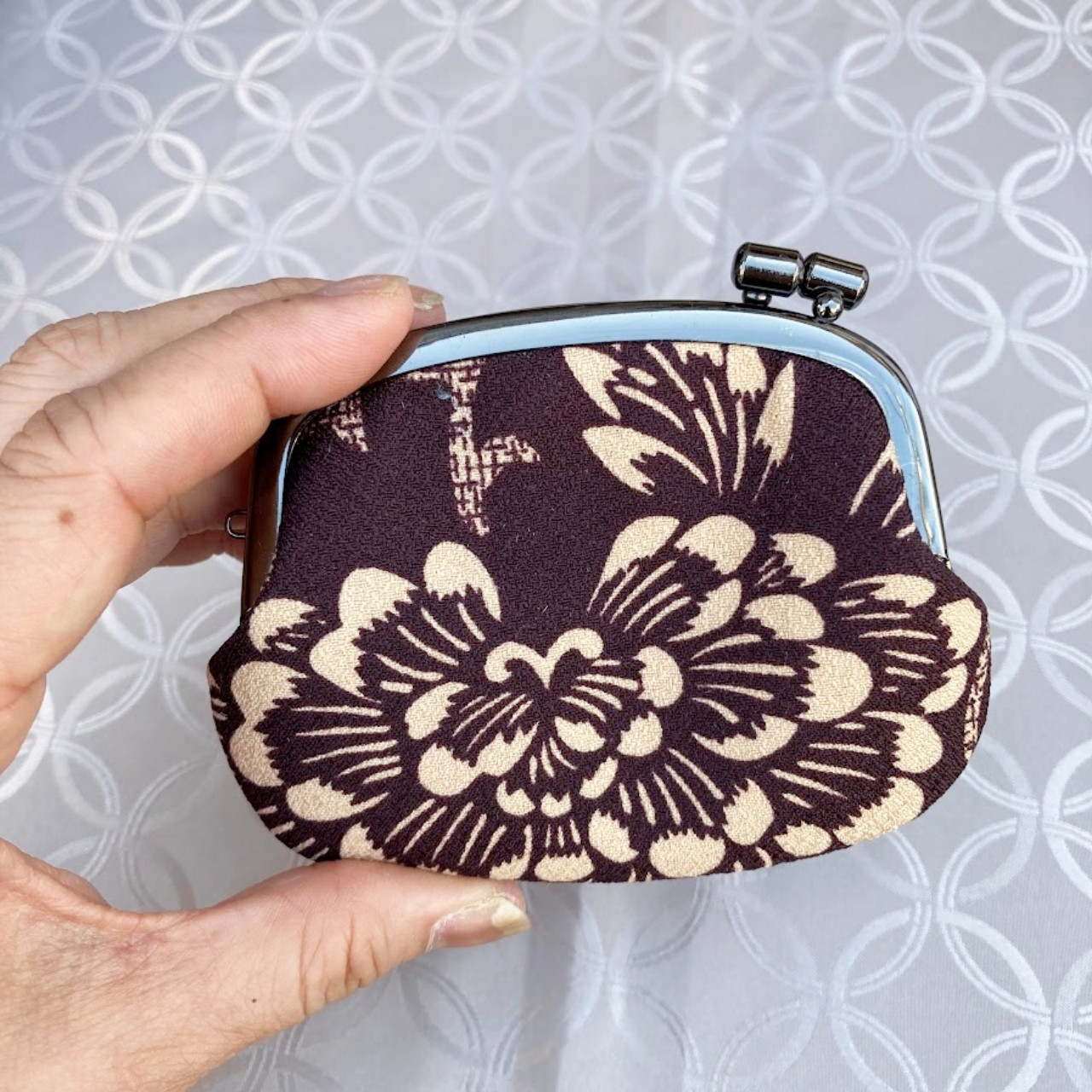 ◆受注生産◆がま口小銭入れ　くし型｜着物リメイク　着物地　牡丹花　茶｜和装小物・アクセサリー入れ・薬入れ／手のひらサイズ