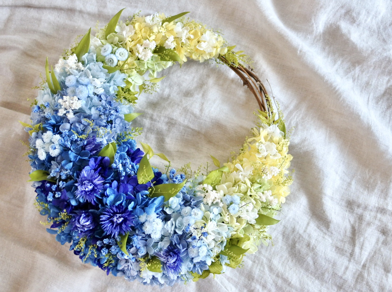 マリンブルー色のグラデーション三日月リース30㎝　プリザーブドフラワー　ハーフリース