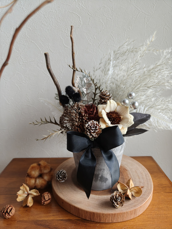 グレー×ブラックの木の実アレンジメント 秋冬新作2025 ハロウィン