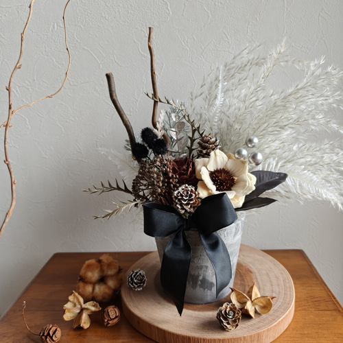 グレー×ブラックの木の実アレンジメント 秋冬新作2025 ハロウィン