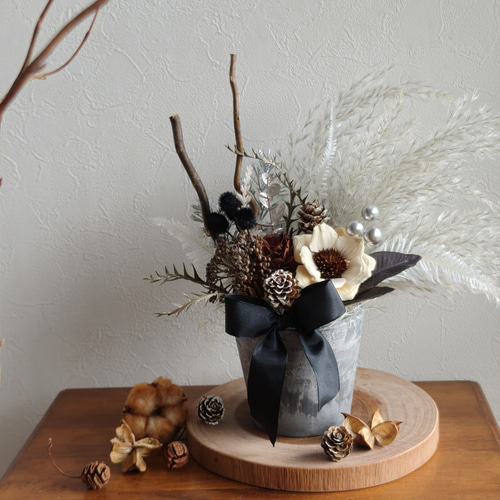 グレー×ブラックの木の実アレンジメント 秋冬新作2025 ハロウィン